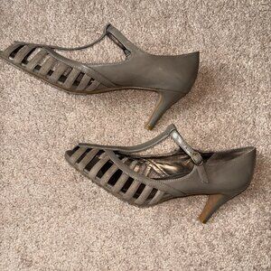 NaturalSoul Strappy Taupe Mid-Heel Leather Pumps 9.5